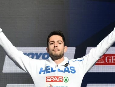 Η απονομή του χρυσού μεταλλίου στον Μίλτο Τεντόγλου (βίντεο)